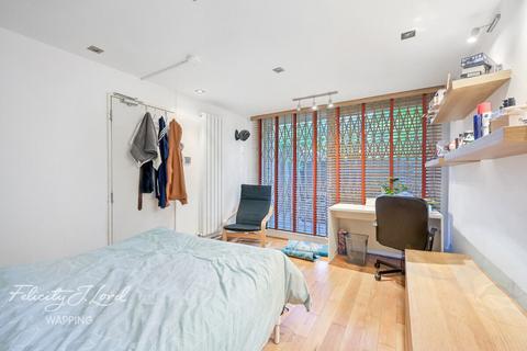 7 Cloysters Green, London, E1W 1LU