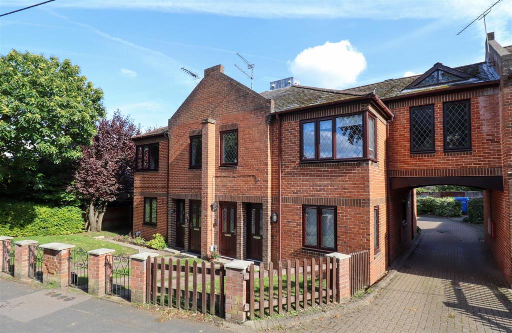 Crookham Road, Church Crookham GU51 2 bed maisonette - £220,000