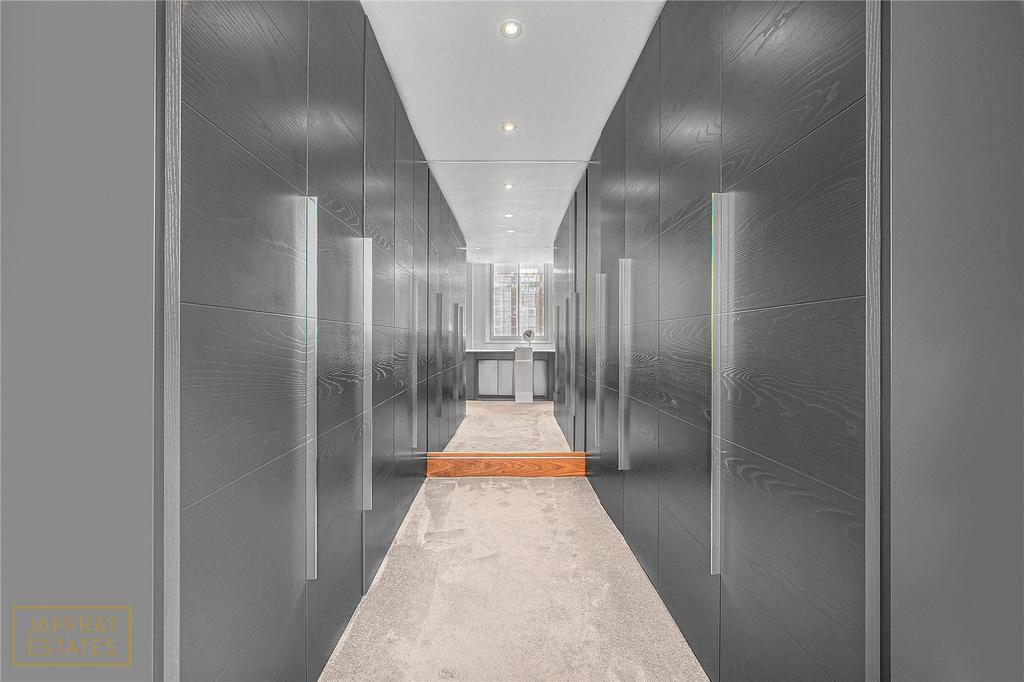 Dressing Room (Main)