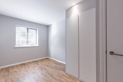 2 bedroom flat to rent, at London, Lambert Court, Bushey Grove Road WD23