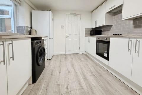 5 bedroom terraced house to rent, Holdenhurst Road, Bournemouth BH8