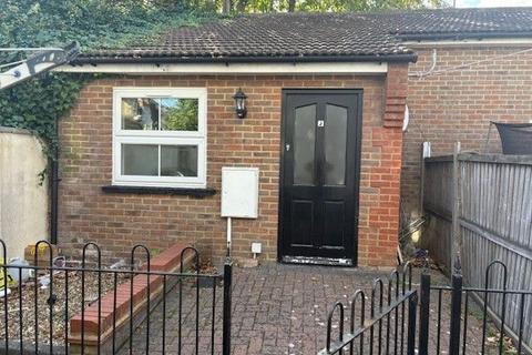 2 bedroom bungalow to rent, Flat J,    Liverpool Road, Luton
