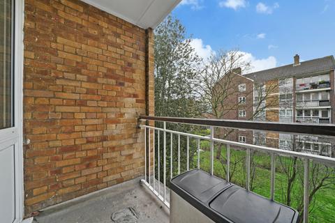 3 bedroom flat for sale, Plough Way, London, SE16