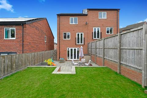 4 bedroom semi-detached house for sale, Rutland Court, Leeds
