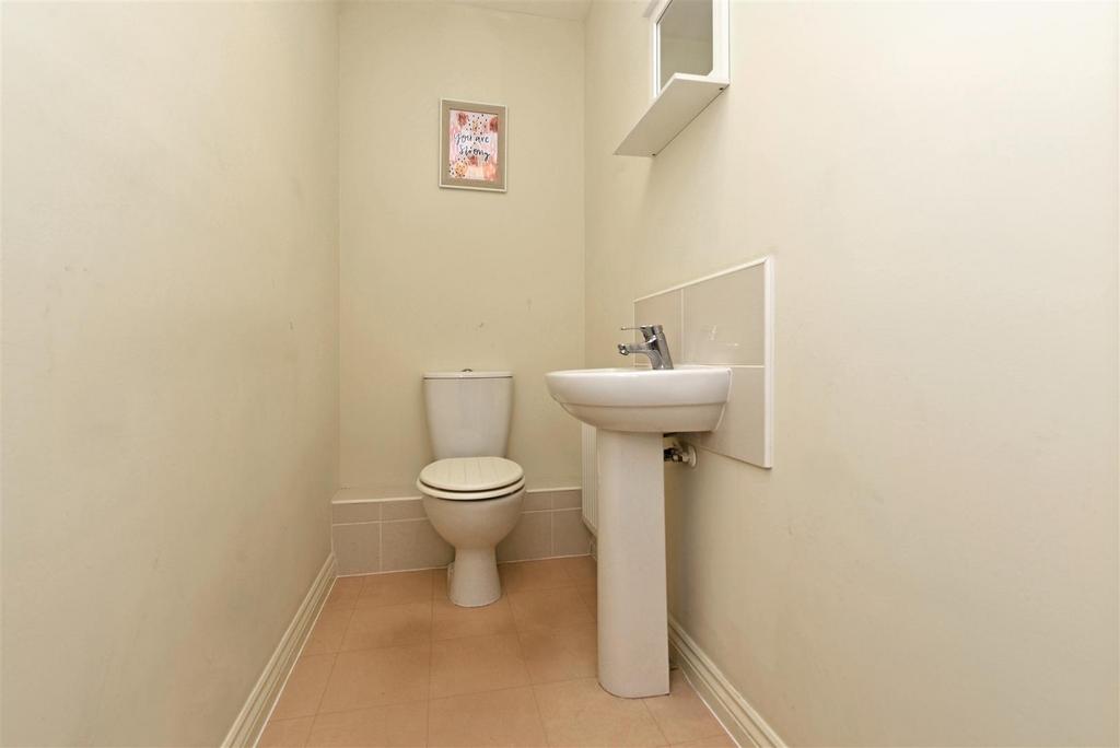 Cloakroom / WC: