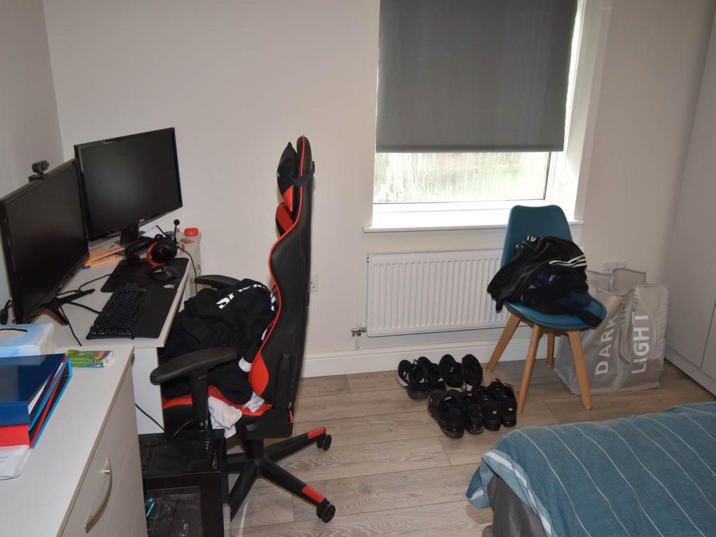 Bedroom 3 photo 2