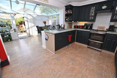 3 bedroom detached house for sale, Central Avenue, Canvey Island SS8