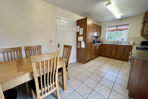 3 bedroom detached house for sale, Middleton Road, Middlemore, NN11 8BH