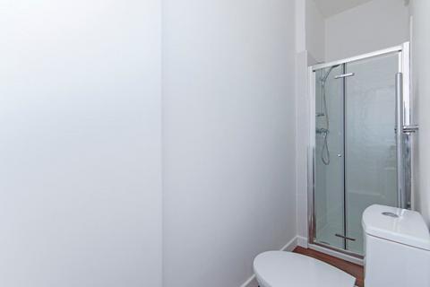 Studio to rent, Holland Road, London, W14