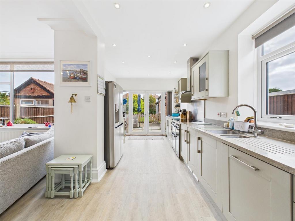 Open plan kitchen/dining/sitting: