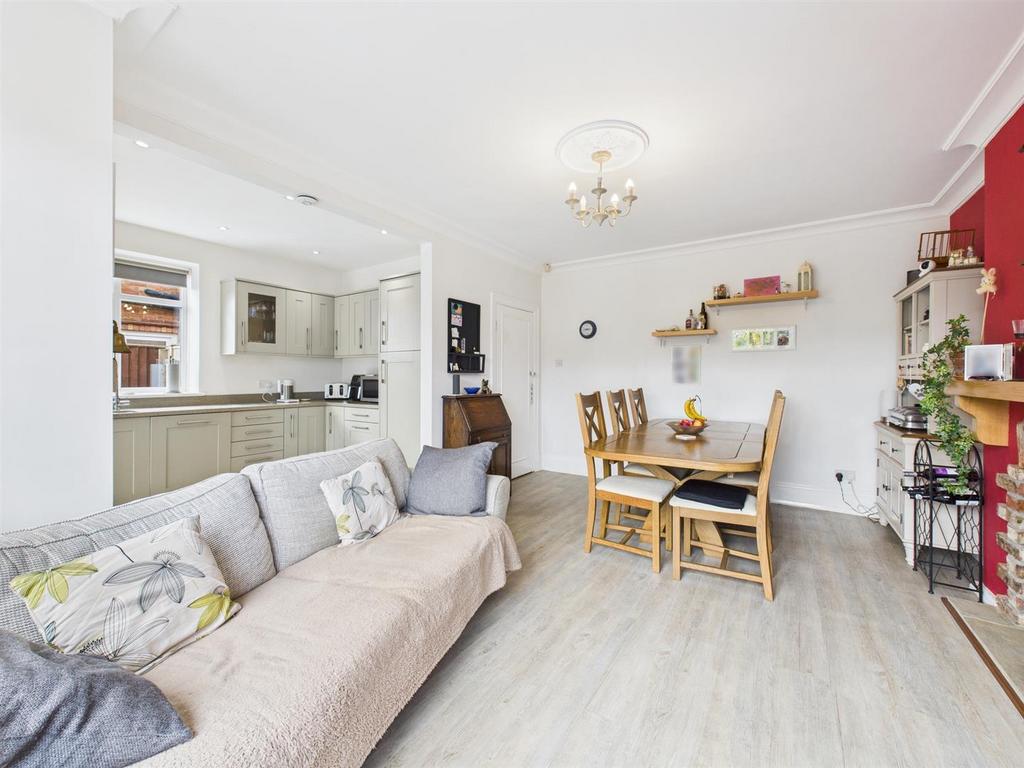 Open plan kitchen/dining/sitting:
