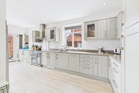 4 bedroom detached house for sale, Fifth Avenue, Bridlington