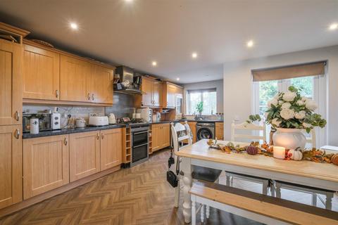 4 bedroom townhouse for sale, The Oaks, Huddersfield, HD3