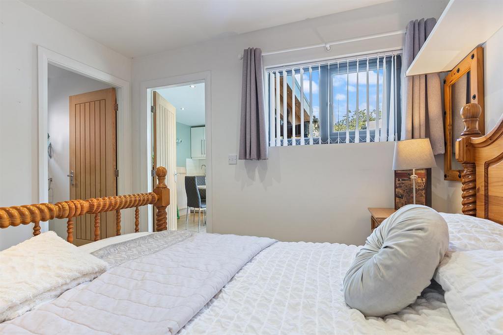2 Linden Road, Elland 40 297.jpg