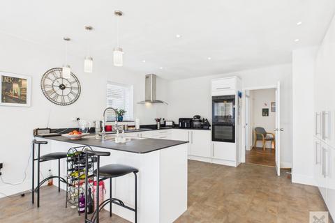 4 bedroom bungalow for sale, Kingsgate Avenue, Kent CT10
