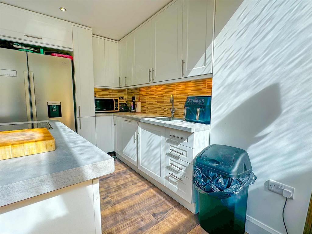 Kitchen 2.jpeg