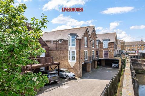 3 bedroom mews to rent, Pier Road, Greenhithe