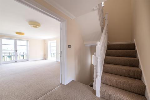 3 bedroom mews to rent, Pier Road, Greenhithe