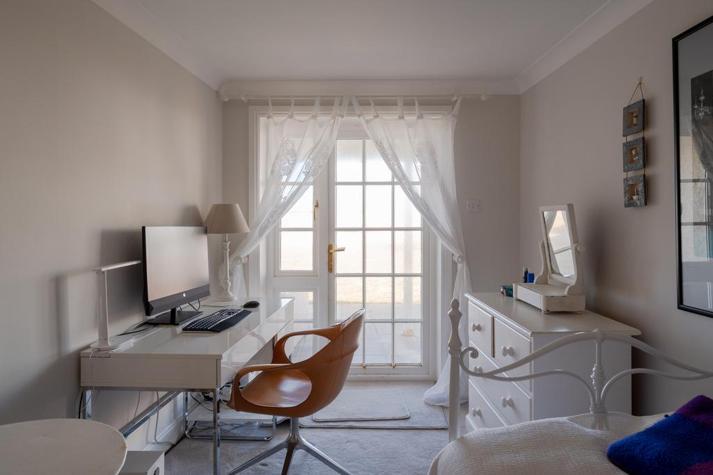 310404 - The White House, Westover Road SO41 - ...