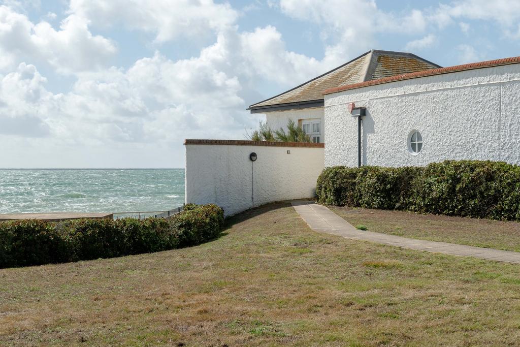 310419 - The White House, Westover Road SO41 - ...