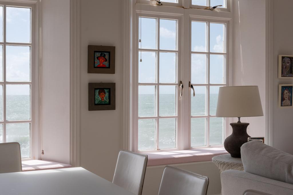 310414 - The White House, Westover Road SO41 - ...