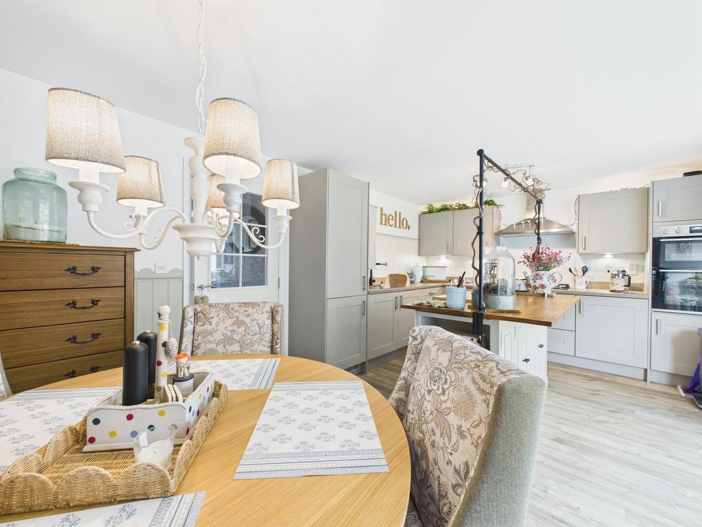Open plan dining/kitchen