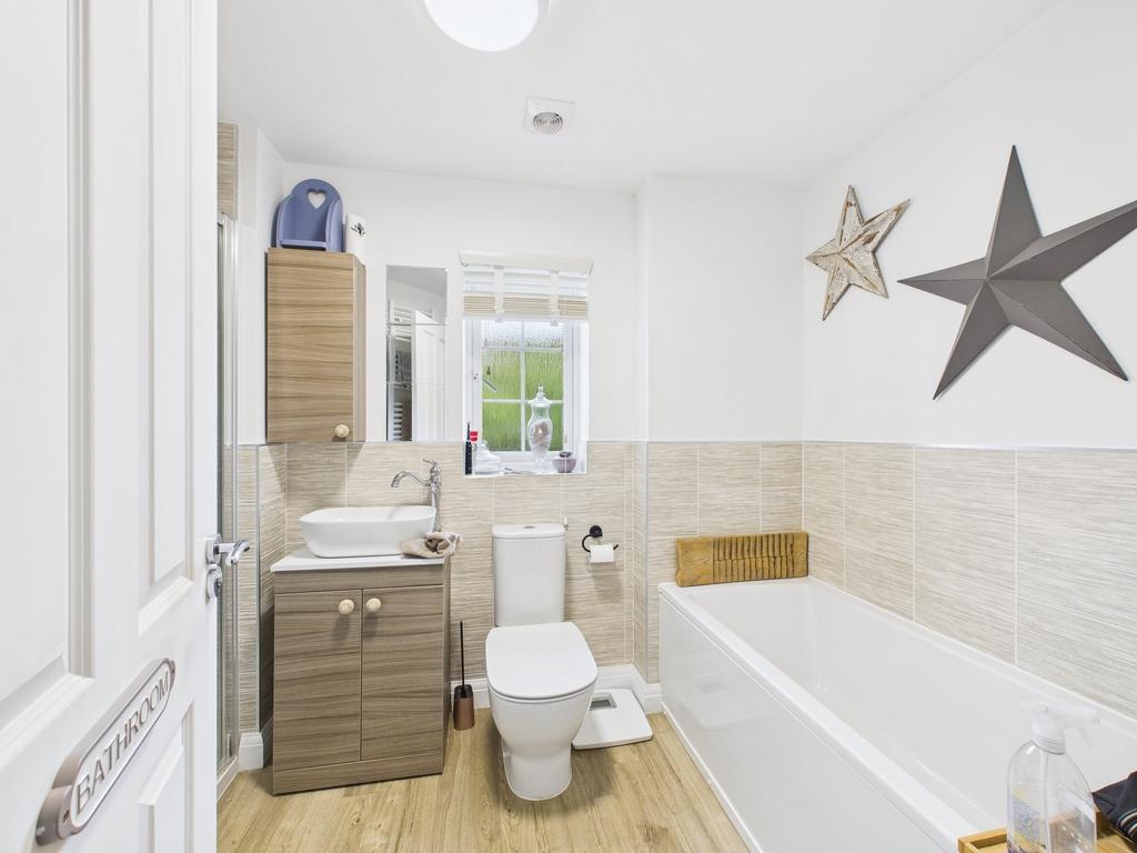 Family bath &amp; shower room