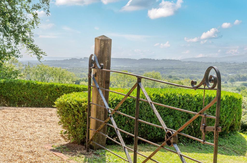 Gate & View
