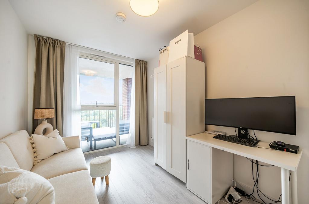 1359311-4-68d6ab6...