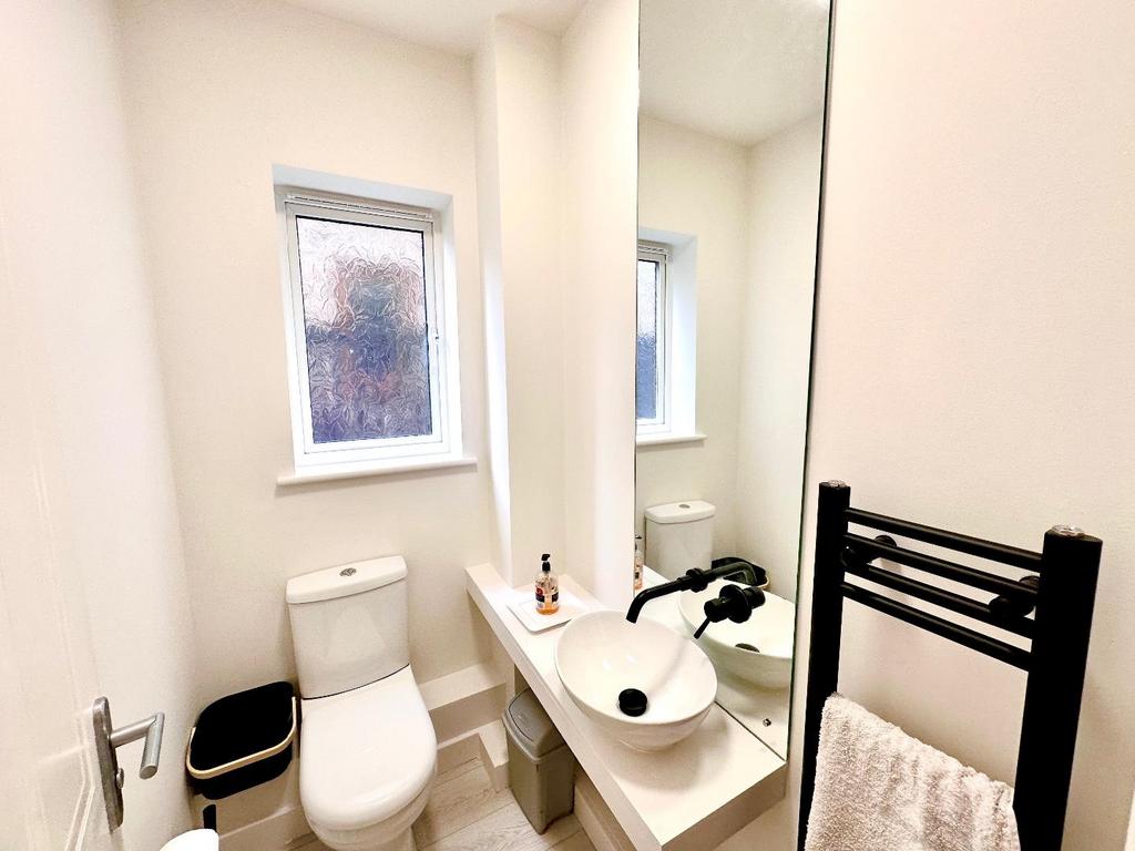 Downstairs cloakroom / w/c