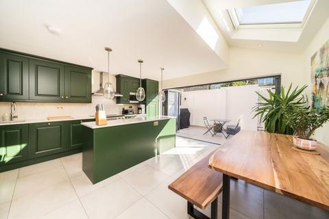 4 bedroom house for sale, Eccles Road, London SW11