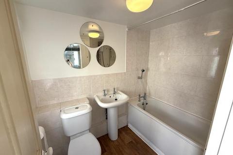 3 bedroom terraced house to rent, New Street, Millbrook