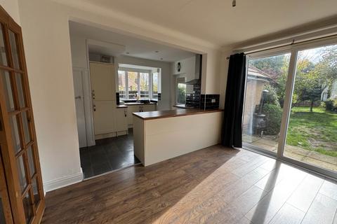 3 bedroom semi-detached house to rent, Foxhills Road, Wolverhampton WV4