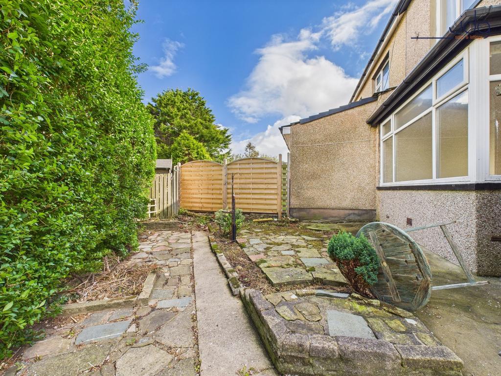Wrap around garden to the side and the front...