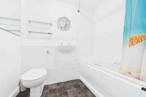 4 bedroom terraced house for sale, Chandlers Close, West Molesey
