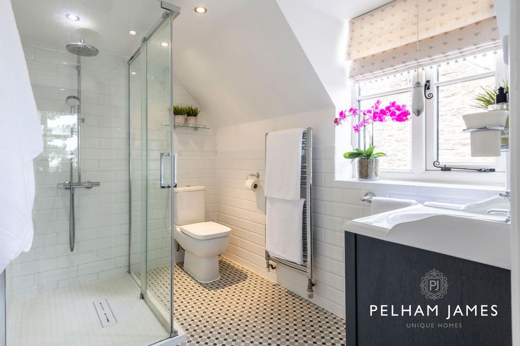 En Suite, Corner Barns, Cold Overton