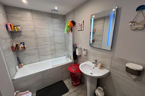 2 bedroom apartment to rent, Dersingham Avenue, LONDON E12