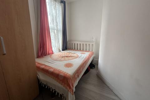 4a Oak Crescent, London, E16 4QL