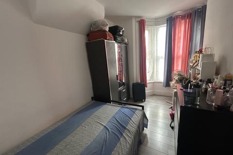 4a Oak Crescent, London, E16 4QL