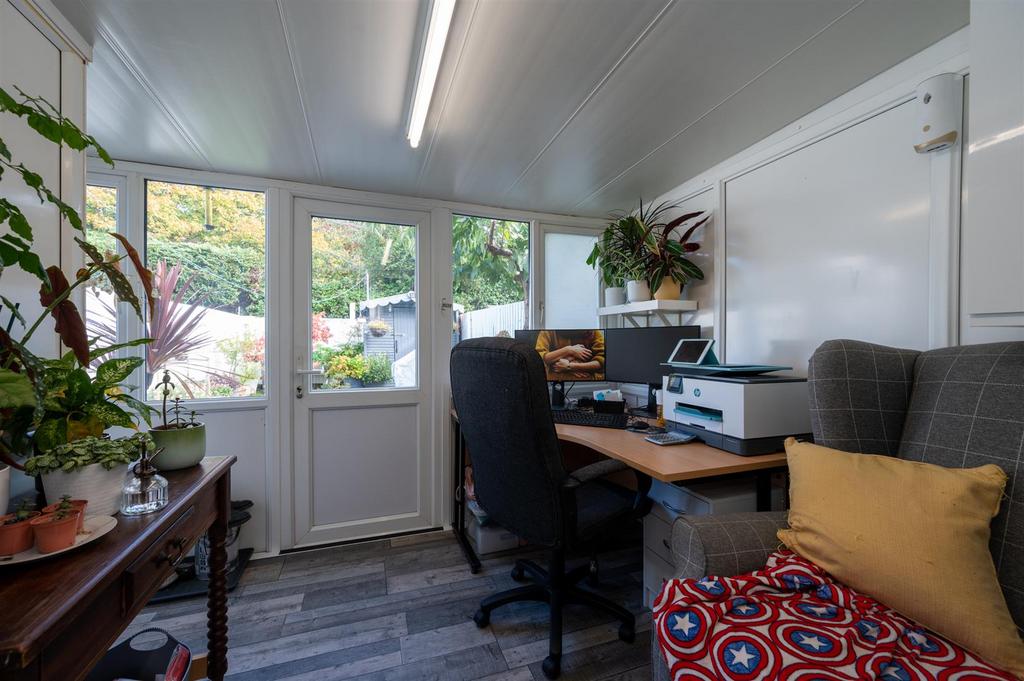 31 Cockleshell Gardens2219.jpg