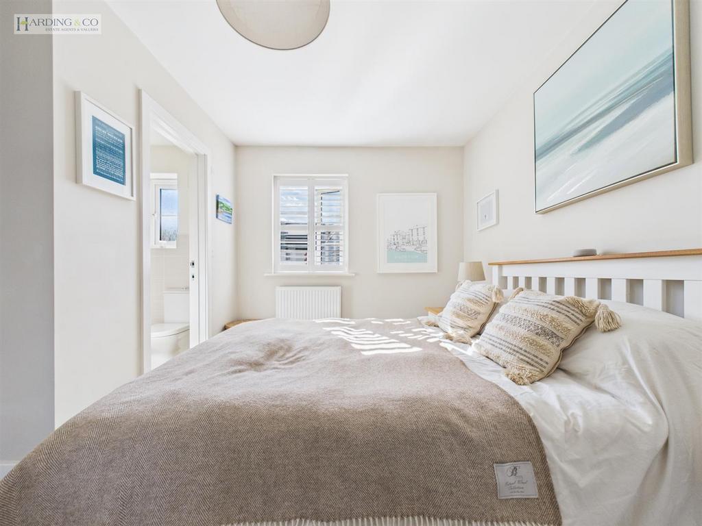 Bedroom 1 (3).jpg