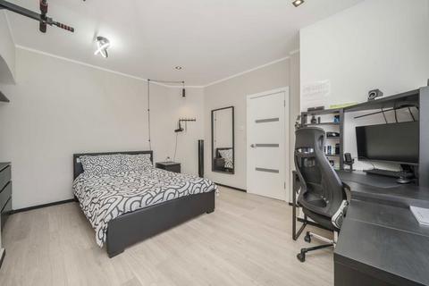 42 Kent Gardens, London, W13 8BU