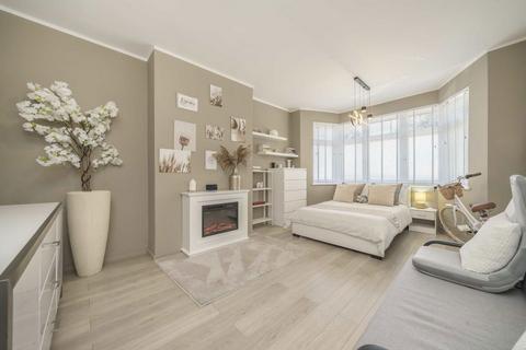 42 Kent Gardens, London, W13 8BU