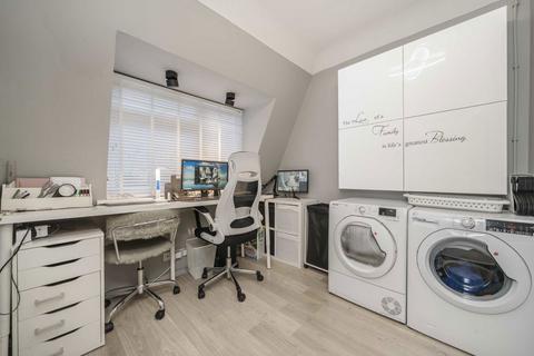 42 Kent Gardens, London, W13 8BU