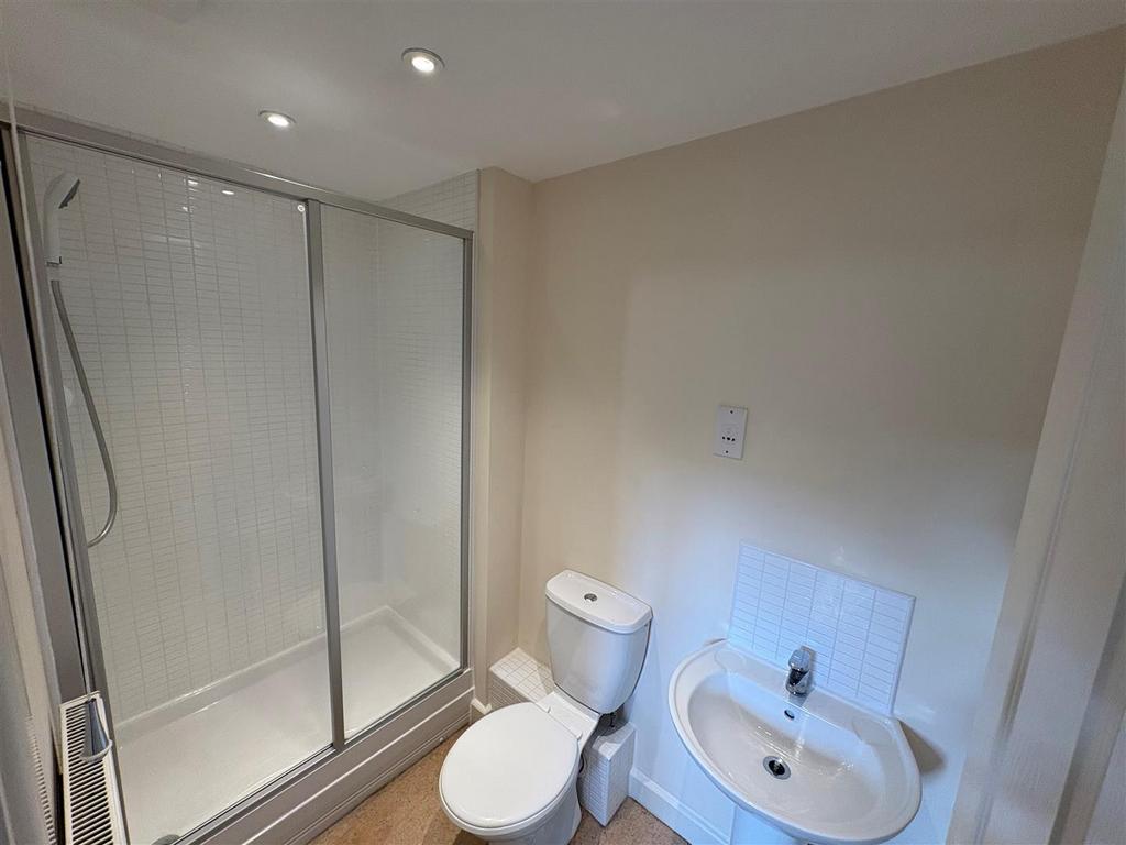 En suite shower.jpg