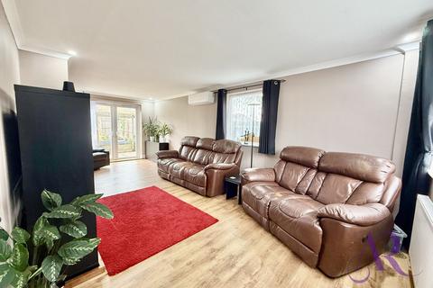 3 bedroom detached house for sale, Tennyson Drive, Newport Pagnell