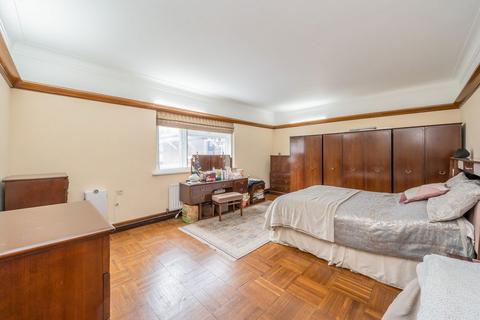 5 bedroom bungalow for sale, Great West Road, Isleworth TW7