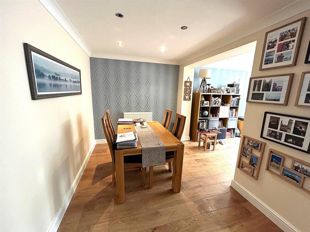 Diinng Room2.jpg