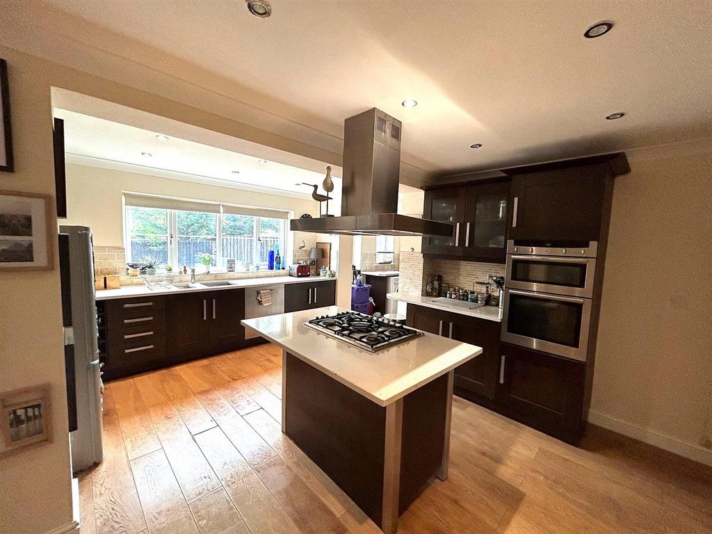 Kitchen2.jpg