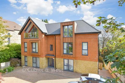 2 bedroom ground floor flat for sale, Woodcote Grove Road, Coulsdon, Surrey